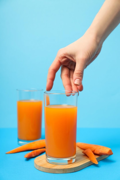 Foto gratuita concepto de nutrición saludable y dieta con jugo de zanahoria