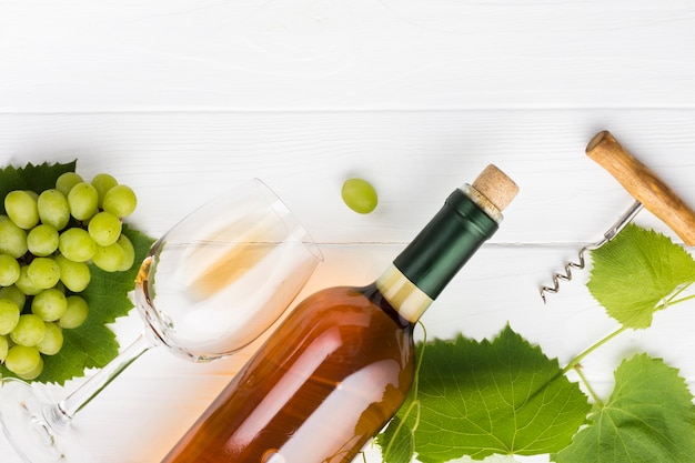 Concepto oblicuo de vino blanco y viñas.