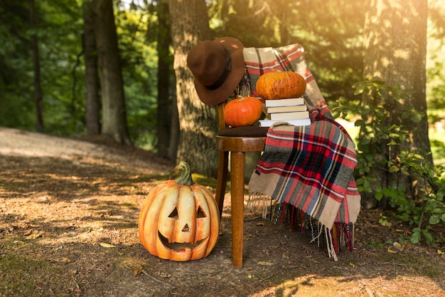 Concepto de otoño con calabaza tallada