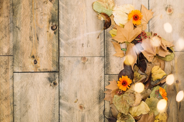 Concepto de otoño con espacio a la izquierda y hojas de otoño