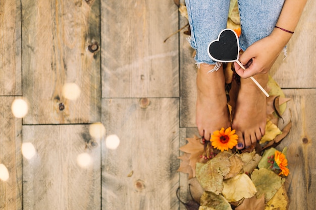 Concepto de otoño con espacio a la izquierda y piernas