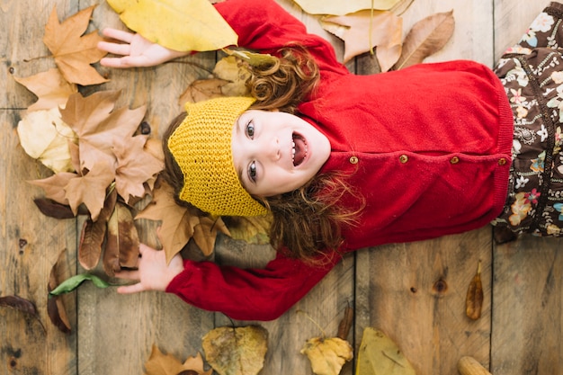 Foto gratuita concepto de otoño con niña feliz