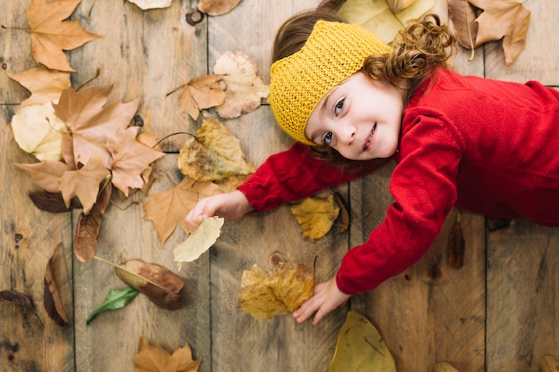 Concepto de otoño con niña joven