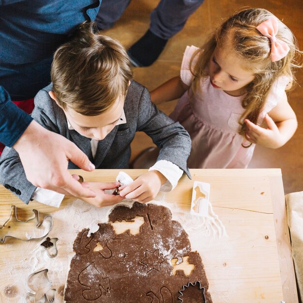 Concepto de pan de jengibre con familia joven