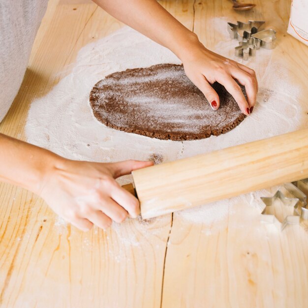 Concepto de pan de jengibre con manos