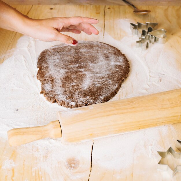 Foto gratuita concepto de pan de jengibre con masa