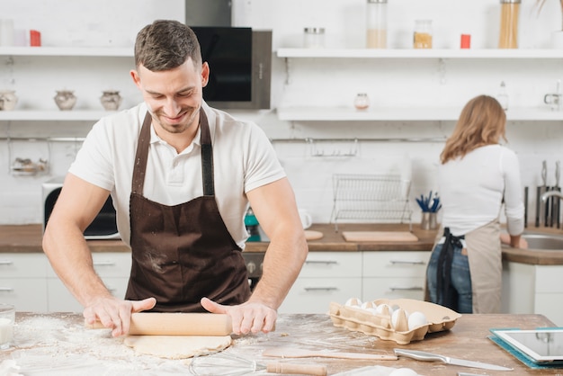 Foto gratuita concepto de panadería con pareja en casa