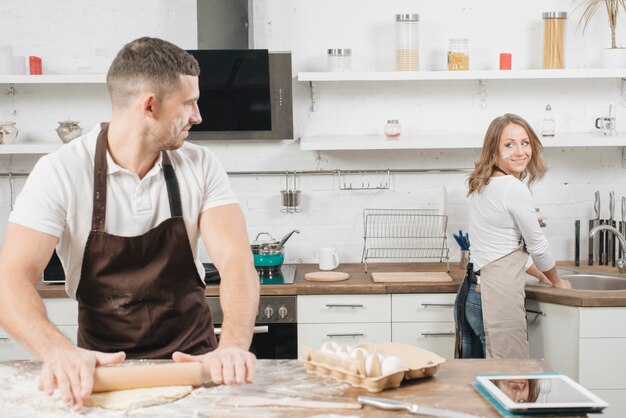 Concepto de panadería con pareja en casa