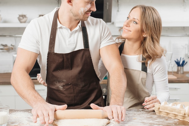 Concepto de panadería con pareja en casa