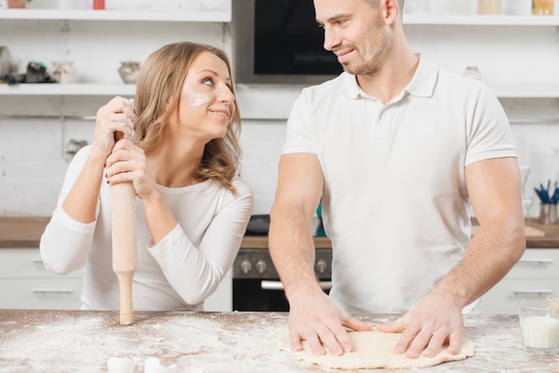 Concepto de panadería con pareja en casa