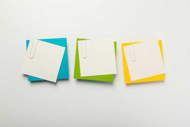 Concepto de papel de diferentes accesorios de oficina con clip