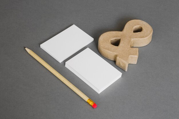 Concepto de papelería con lápiz y ampersand