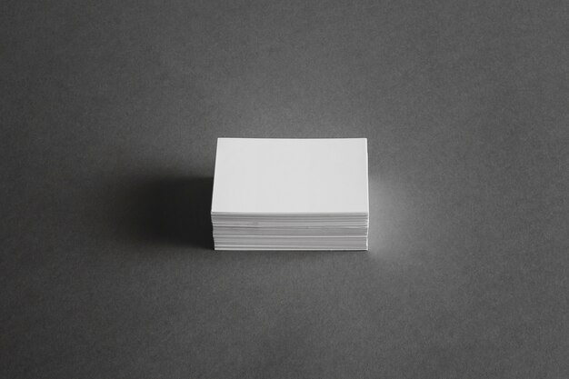 Concepto de papelería con montón de tarjetas de visita