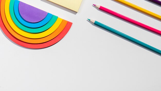 Concepto de papelería con notas adhesivas y papel arcoiris