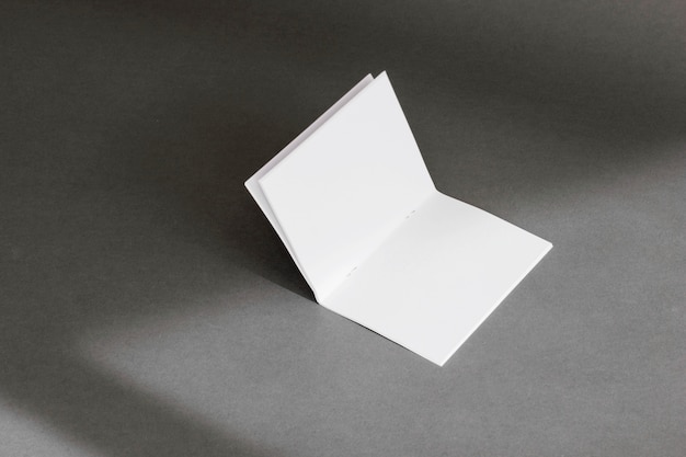 Concepto de papelería con página doblada