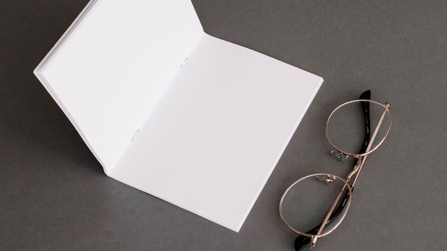 Concepto de papelería con papel y gafas