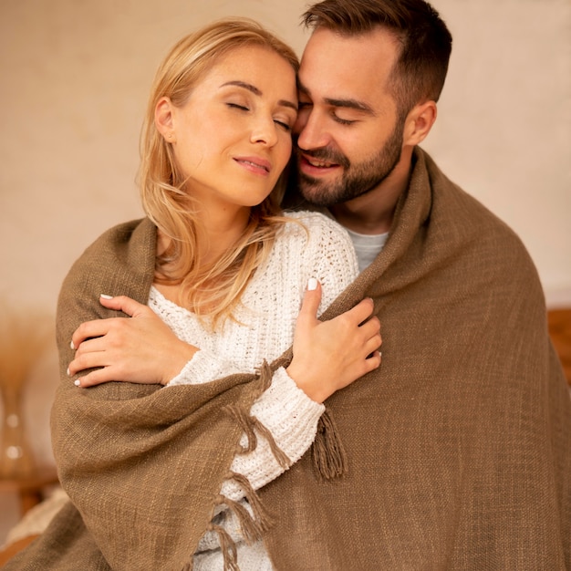 Foto gratuita concepto de pareja de invierno de tiro medio