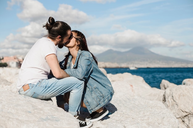 Concepto de pareja y verano con beso