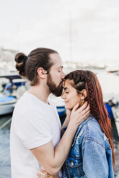 Concepto de pareja y verano con beso