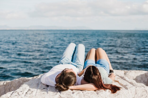 Concepto de pareja y verano enfrente del mar