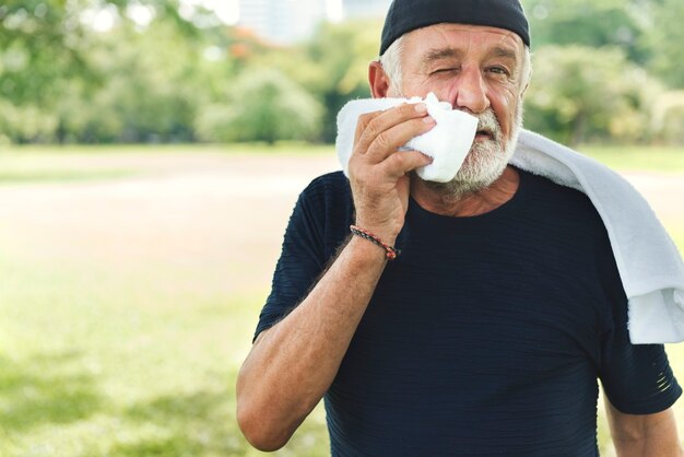 Concepto de parque al aire libre de ejercicio hombre Senior