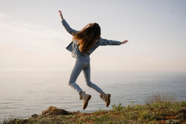 Concepto de pasión por los viajes con mujer joven disfrutando de la naturaleza que la rodea