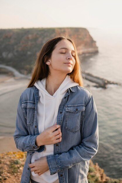 Concepto de pasión por los viajes con mujer joven disfrutando de la naturaleza