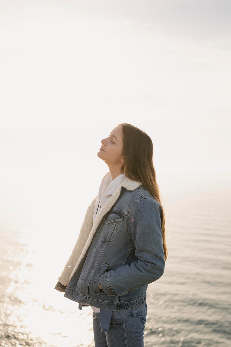 Foto gratuito concepto de pasión por los viajes con mujer joven disfrutando de la naturaleza