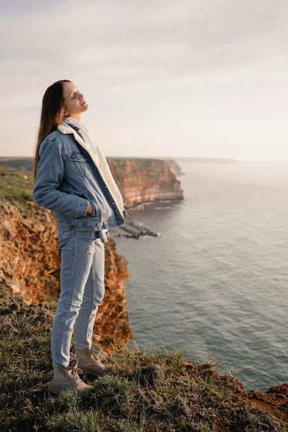 Concepto de pasión por los viajes con mujer joven disfrutando de la naturaleza