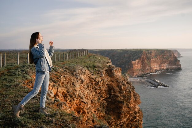 Concepto de pasión por los viajes con mujer joven disfrutando de la naturaleza