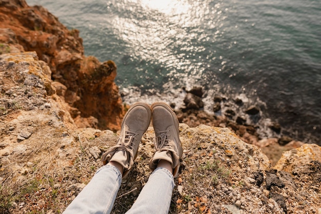 Concepto de pasión por los viajes con mujer joven disfrutando de la paz que la rodea