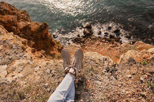 Concepto de pasión por los viajes con mujer joven disfrutando de la paz que la rodea