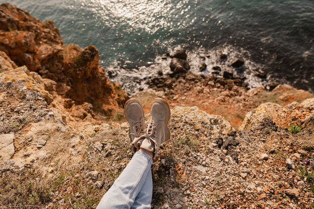 Concepto de pasión por los viajes con mujer joven disfrutando de la paz que la rodea