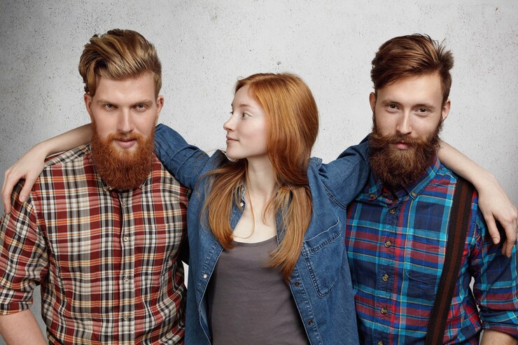 Foto gratuito concepto de personas y amistad. tres mejores amigos caucásicos felices divirtiéndose y relajándose juntos en el interior.