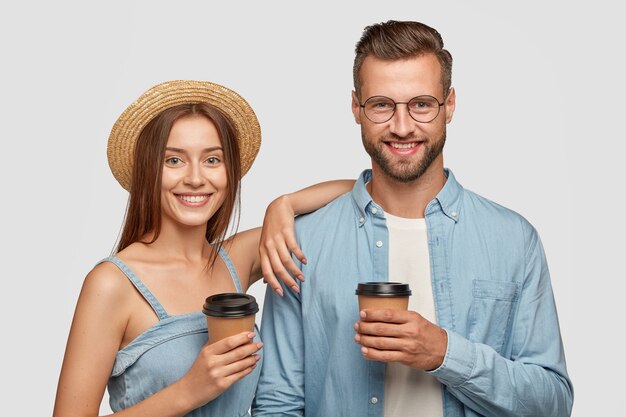 Concepto de personas, compañerismo y relación. Mujer atractiva alegre y hombre con sonrisas positivas descansar después de caminar