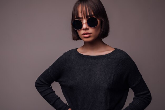 Concepto de personas, estilo y moda - mujer joven feliz o adolescente en ropa casual y gafas de sol