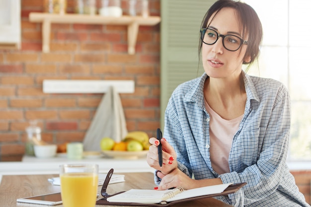 Foto gratuita concepto de personas y estilo de vida. mujer joven y guapa quiere perder peso,