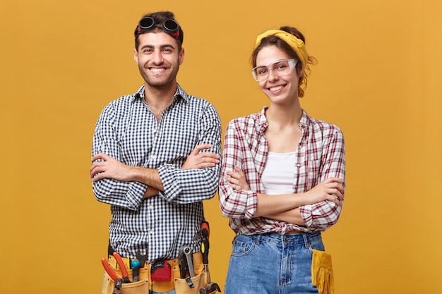 Foto gratuita concepto de personas, estilo de vida, trabajo y ocupación. retrato de feliz técnico eléctrico femenino confiado en gafas de seguridad