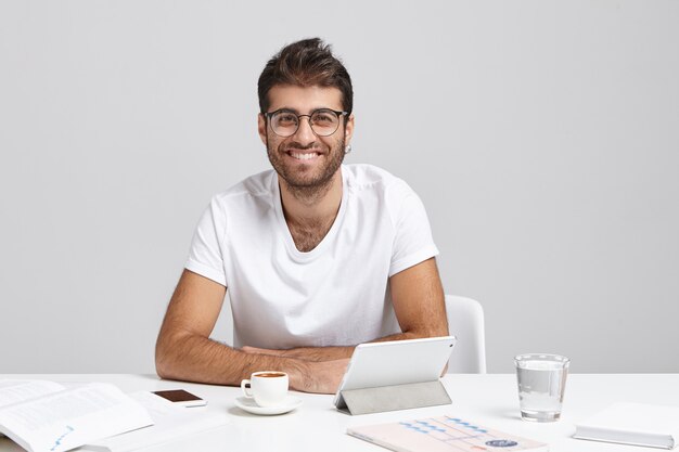 Concepto de personas, éxito y promoción. Oficinista joven de moda lleva gafas redondas