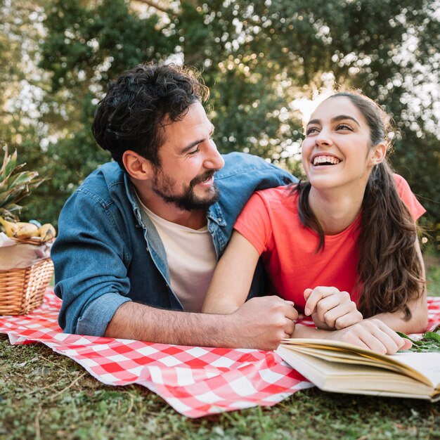 Concepto de picnic y amor