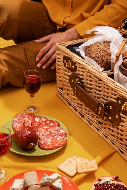 Foto gratuita concepto de picnic de comida deliciosa de alto ángulo