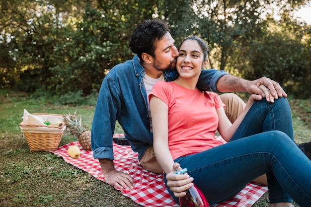 Concepto de picnic con pareja enamorada