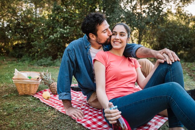 Concepto de picnic con pareja enamorada