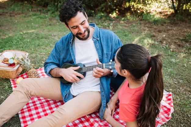 Concepto de picnic con pareja y guitarra