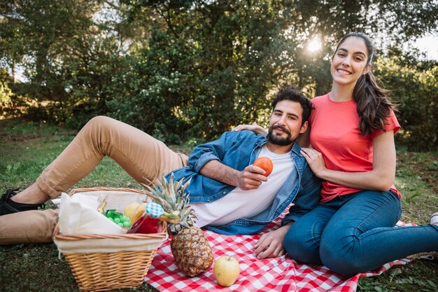 Concepto de picnic con pareja romántica