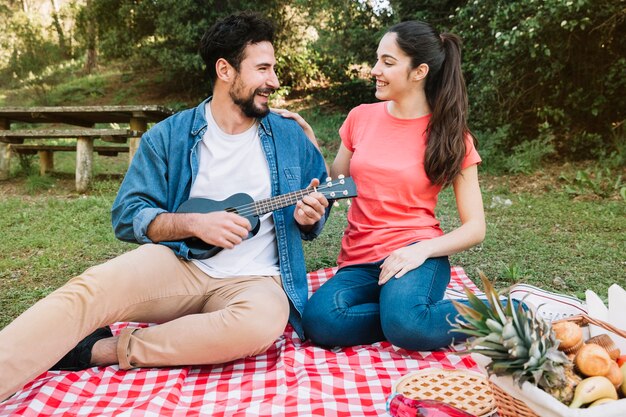 Concepto de picnic con pareja