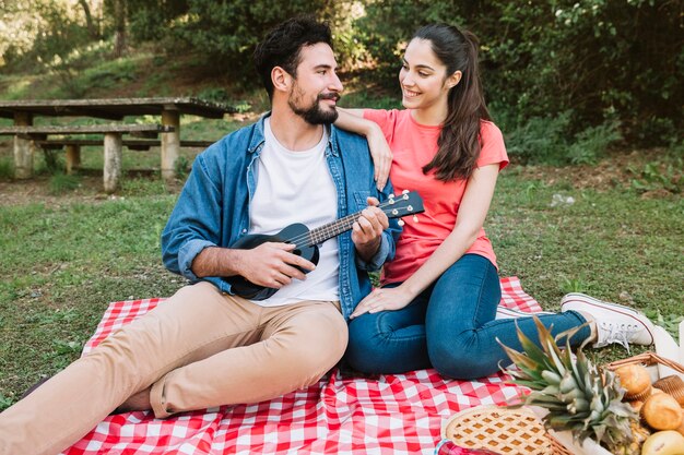 Concepto de picnic con pareja
