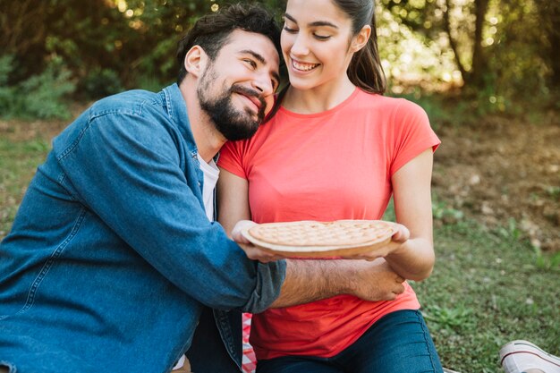 Concepto de picnic con pareja