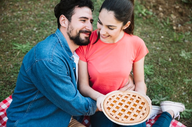 Foto gratuita concepto de picnic con pareja