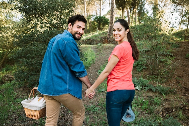 Foto gratuita concepto de picnic con pareja